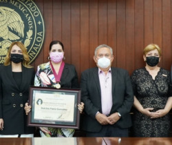 Entrega Congreso Premio Norma Corona a Dulcina Parra González