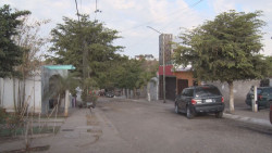 Tienen postes de alumbrado público, sin focos y calles pavimentadas...sin pavimento
