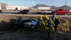 Vuelca automóvil, tripulantes salvan la vida