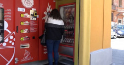 Conoce la primera máquina expendedora de pizzas que aparece en Roma, Italia