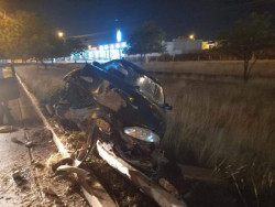 Derriba poste y abandona vehículo en la Avenida Óscar Pérez