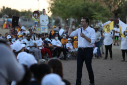 Pavimento en colonias como nunca en la historia, ofrece Mario Zamora