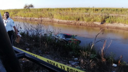Cae vehículo a canal, muere una persona
