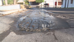 Aceite que se hizo sólido en  la tubería de drenaje, ocasionó que se desbordaran aguas negras..
