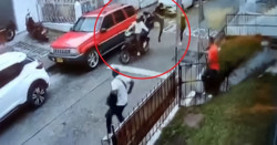 Hombre frustra asalto de motociclistas... ¡Con una patada voladora! (video)