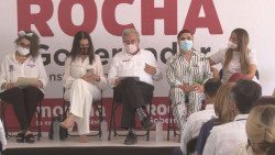 Rubén Rocha Moya escucha a mujeres en Foro de participación