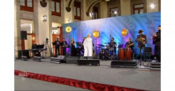 La "mañanera" de este Día de las Madres se convirtió en un concierto de Eugenia León