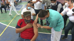 Arranca la vacunación para maestros de la zona norte; Luis Aguilar primer docente en recibirla