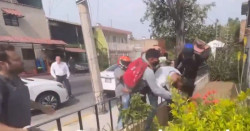 Repartidores persiguen, capturan y golpean a ladrón: ¿No puedes trabajar? le reprochan (video)