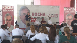 Se reúne Rocha con enfermeras en su día