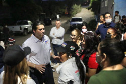 Mario Zamora escucha y hace compromisos con colonos de Culiacán