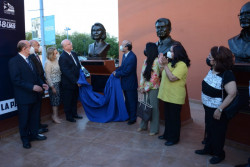 Norma Corona Sapién  en la Rotonda de los Universitarios Ilustres