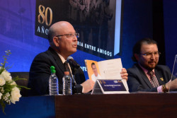 Presentan el libro “80 años de trayectoria entre amigos de Banda El Recodo de Cruz Lizárraga”