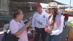 Candidata a la gubernatura de Sinaloa Gloria González recorre el tianguis de la Guadalupe Victoria
