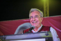 Ofrece Rocha Moya pavimentación en colonias en vez de “elefantes blancos”