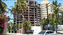 Cae de edificio en construcción y muere