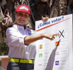 Esposa de Mario Zamora escucha peticiones en colonias populares de Ahome y explica paso a paso para votar por los Candidatos de la alianza PRI, PAN y PRD
