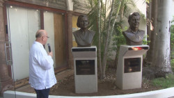 Develan busto en honor a Inés Arredondo y Pedro Carreón