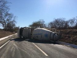 Vuelca camión cargado de concreto cerca de Concordia