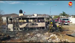 A cenizas quedó reducido camión urbano en Mazatlán