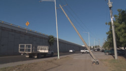 Recargado un poste de concreto en poste de metal....amenaza con caer en autopista
