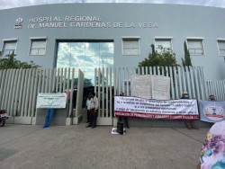 Se manifiestan por desabasto de medicamento en el ISSSTE