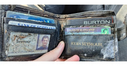 Policía devuelve la billetera que le robaron a un hombre hace 20 años