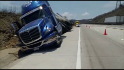 Cae tráiler a cuneta y se queda varado