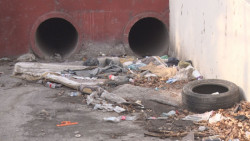 Canal de desagüe lo toman como basurero