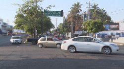 Luces de semáforo prenden de manera intermitente en hora "pico"