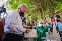 Candidato de MORENA-PAS Rubén Rocha Moya acudió a la casilla para emitir su voto.