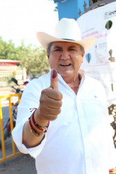 Faustino Hernández candidato a la Alcaldía de Culiacán por PRI-PAN -PRD Acude a votar