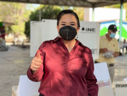 Acude a votar Ana Ayala, candidata a Diputada Federal
