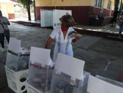 Olegaria Carrazco emite su voto en compañía de su familia