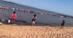 Hacen gigantesca cadena humana para tratar de rescatar a tres niños en una playa (video)