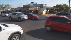 Semáforo que "medio funciona" desespera a automovilistas