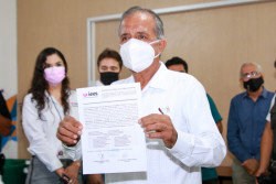Jesús Estrada recibe constancia de mayoría