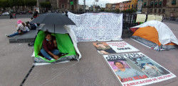 Familia de joven baleado en la frontera se planta en el Zócalo de la CDMX exigiendo justicia