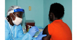 En África solo el 1% de la población está vacunada y se puede "esperar lo peor", advierte la OMS