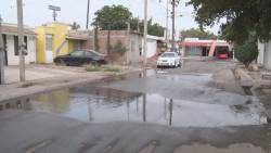 Fuga de agua en la Antonio Toledo Corro