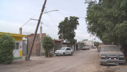 Poste ladeado representa peligro para los vecinos