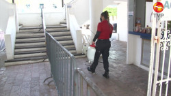 Fumigan el Palacio Municipal con sanitizante ante alza en Covid en Mazatlán