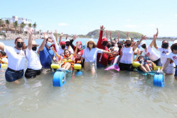 Personas con discapacidad disfrutan de la playa