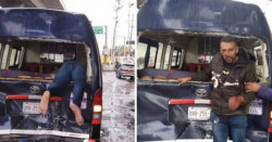 Motociclista sale "volando" y se queda atorado en la parte trasera de una camioneta