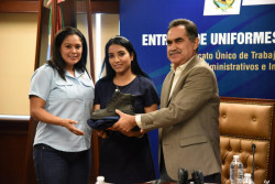 Rector entrega uniformes al SUNTUAS Administrativos e Intendencia