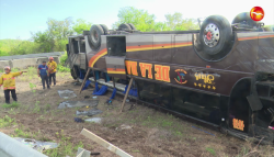 Autobús de pasajeros vuelca en Mazatlán