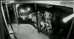 Automovilista frustra robo a repartidor atropellando al asaltante (video)