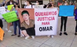 Logra la familia de Omar entregar expediente a AMLO