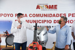 Entrega Billy Chapman motor marino y artes de pesca en campo pesquero El Etcho