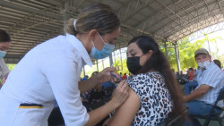 Inicio con largas filas la vacunación covid en la ciudad de Los Mochis